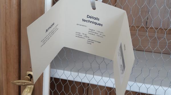Photo d'une étiquette présentant un meuble rénové par Aire Design