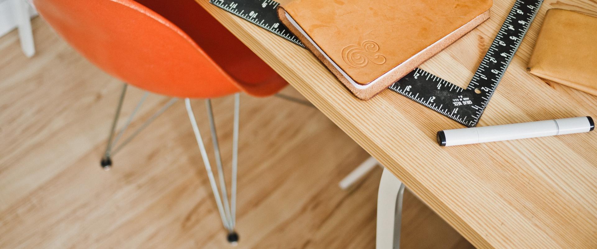 Bureau et outils de création textile