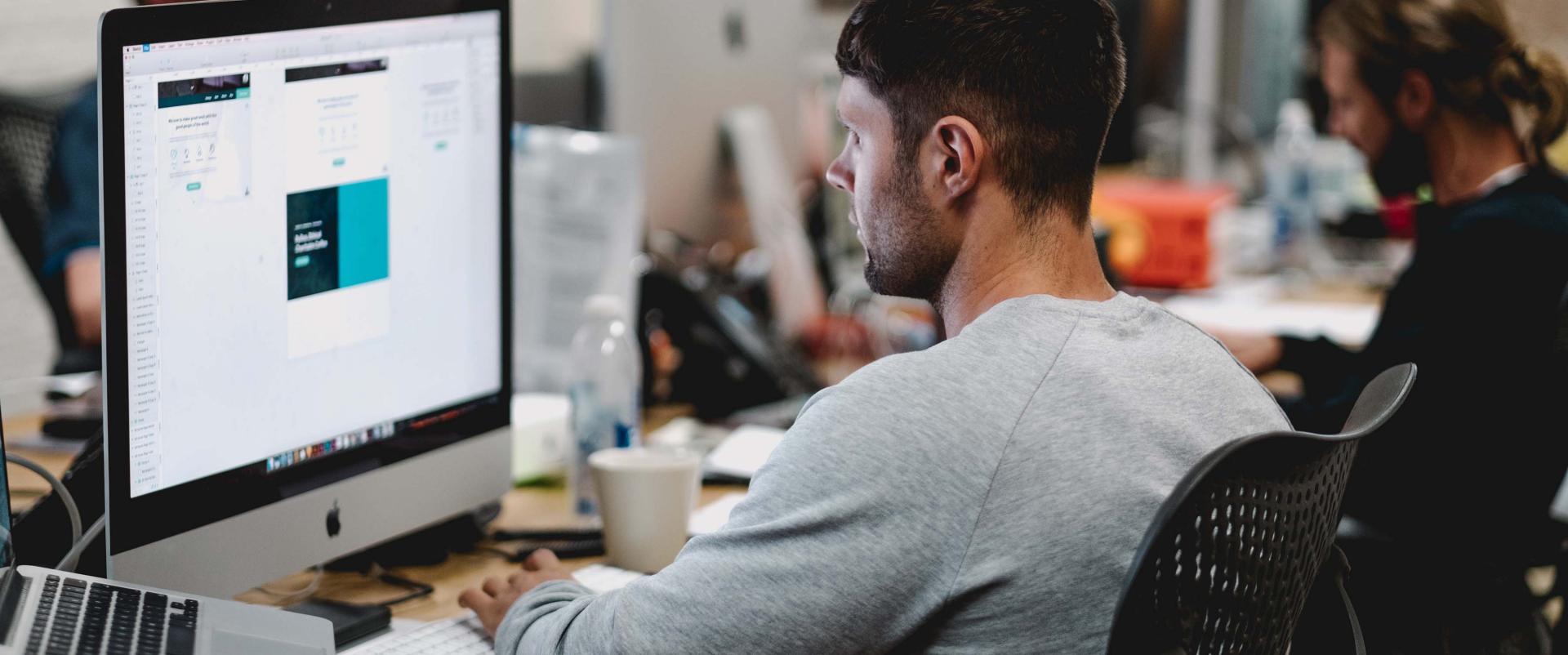 Photo d'un designer travaillant sur un ordinateur 